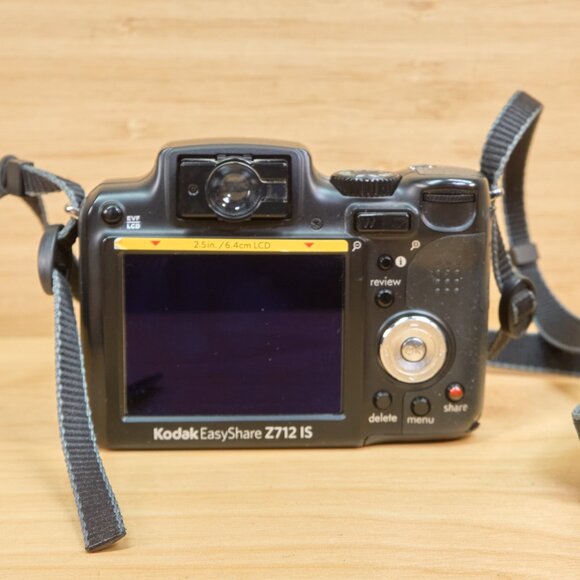 Kodak Easyshare Z712 is 7.1 MP Digital Camera, 12x Optical Zoom - Picture 5 of 9